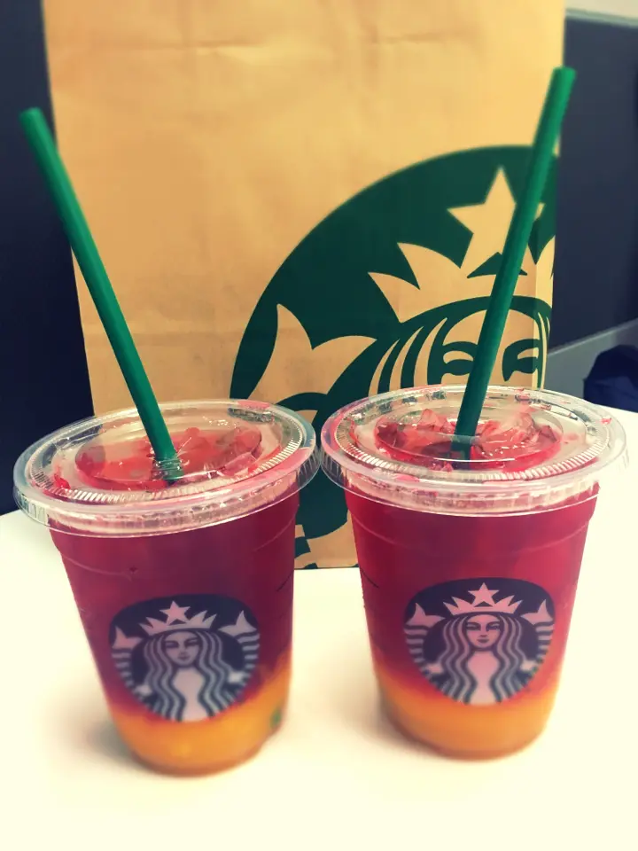 ★スタバの新作★鮮やかなグラデーション!トロピカルマンゴーパッションティーをいただきっ_6