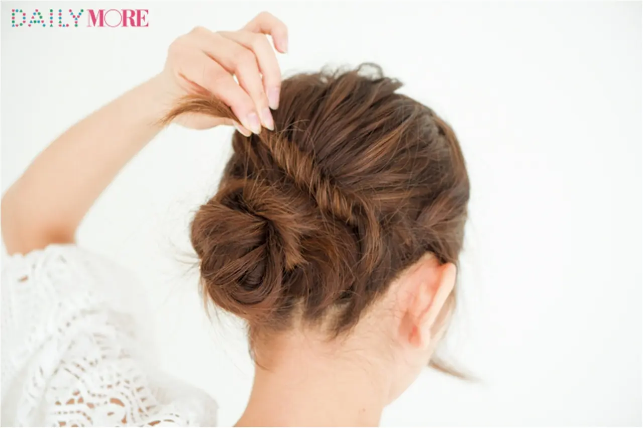 ジメジメでも髪がキマる! 武智志穂ちゃんの「こなれシニョン」梅雨ヘアアレンジ【女子トモBEAUTY】_8