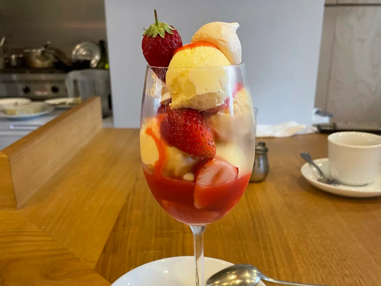【おすすめいちごスイーツ】代官山の人気店《洋食 KUCHIBUE》の絶品いちごパフェ_2