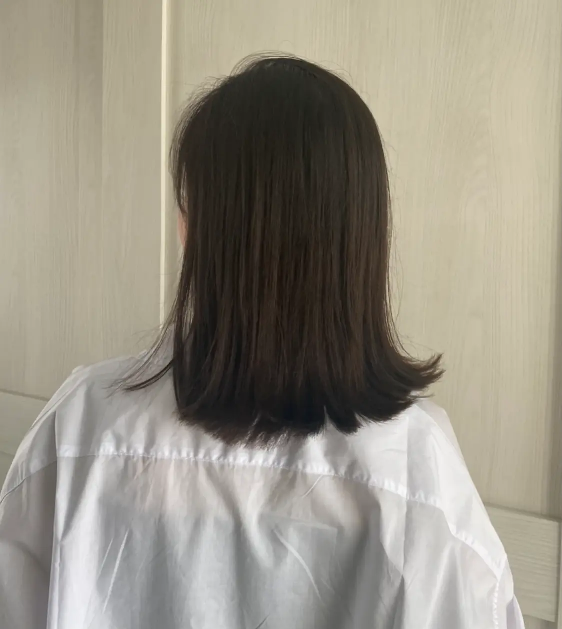 後ろをむく女性