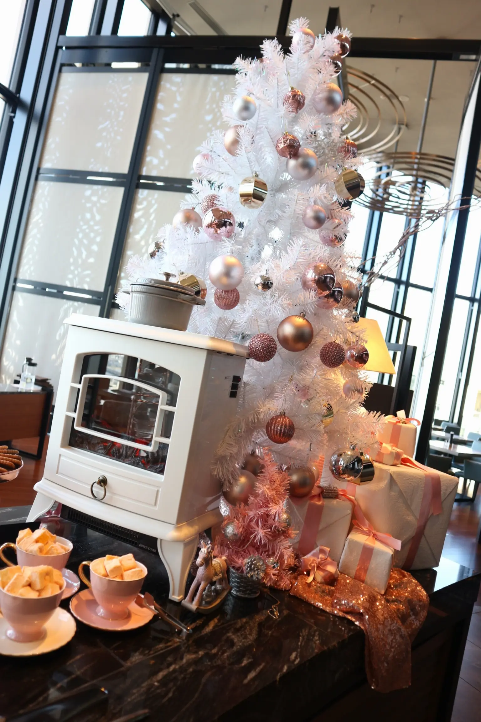 【コンラッド】ローズゴールドを基調とした空間でクリスマススイーツビュッフェ♡_2
