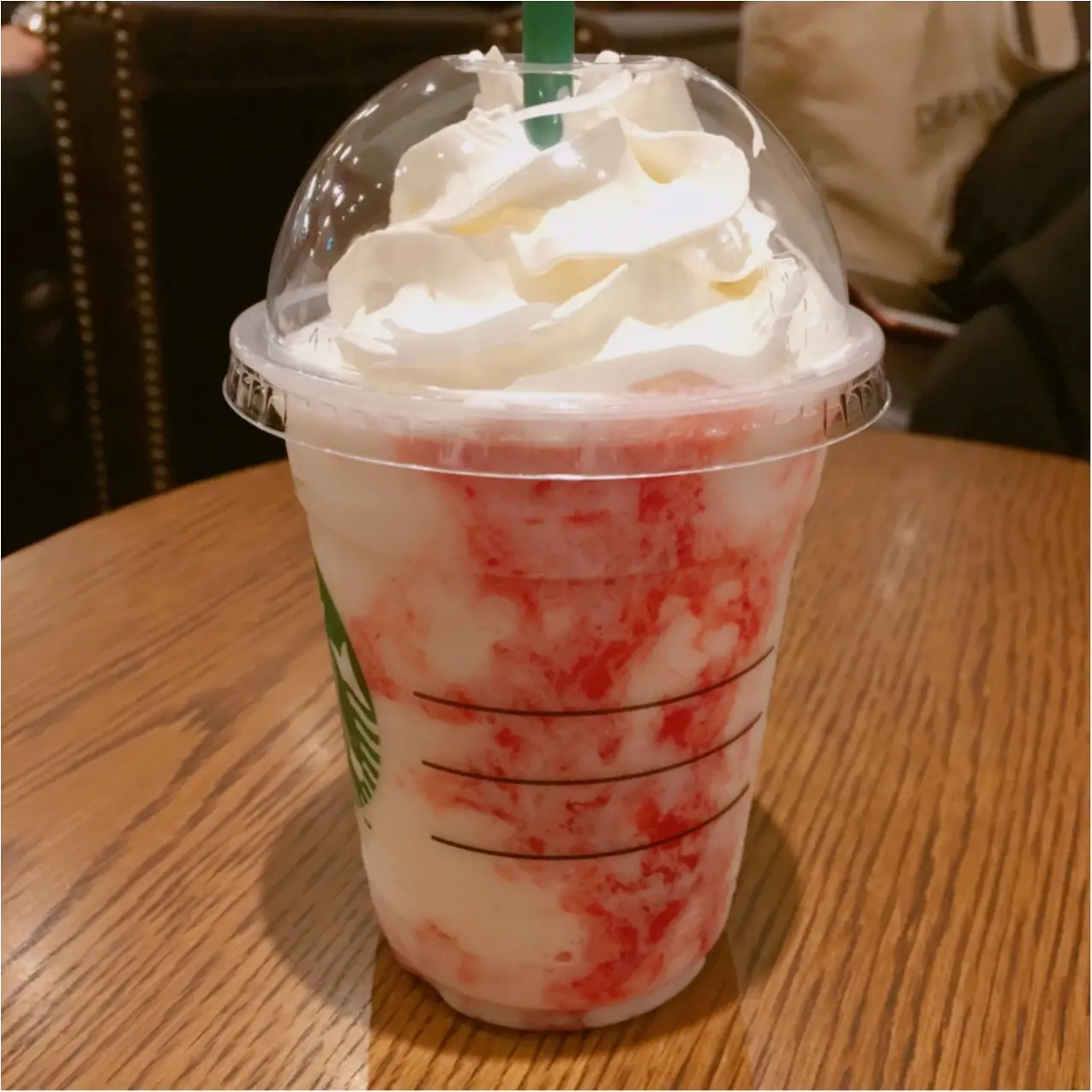 【スタバの新作】大人気の《 ストロベリークリームフラペチーノ 》いちごとミルクの織りなすハーモニー♡_2