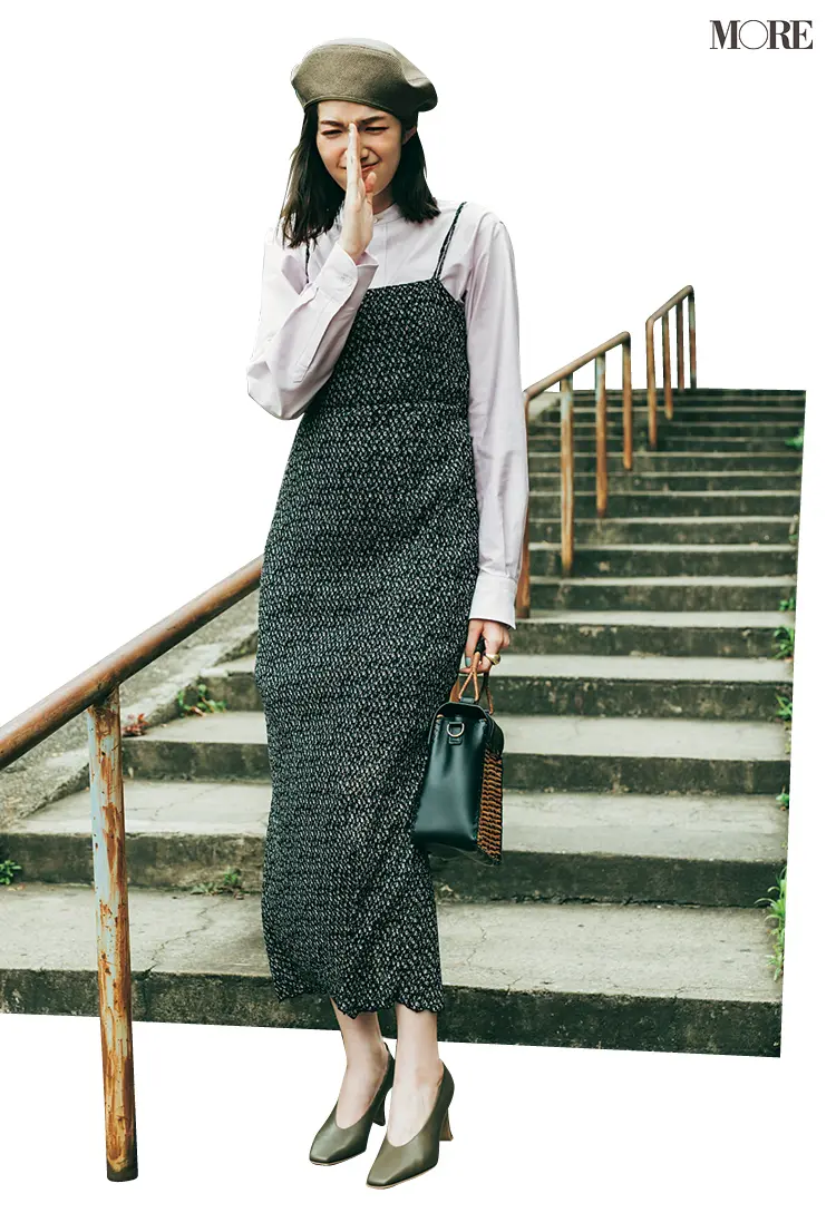 バンドカラーシャツにキャミワンピをレイヤードした佐藤栞里