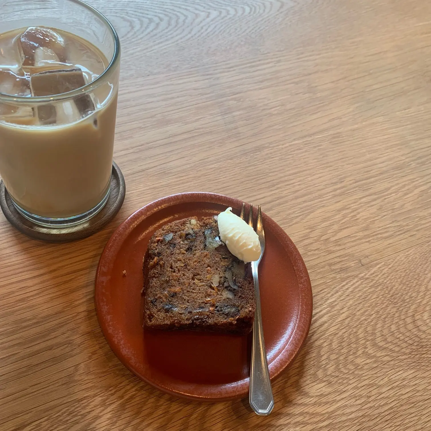 カフェのケーキとアイスラテ