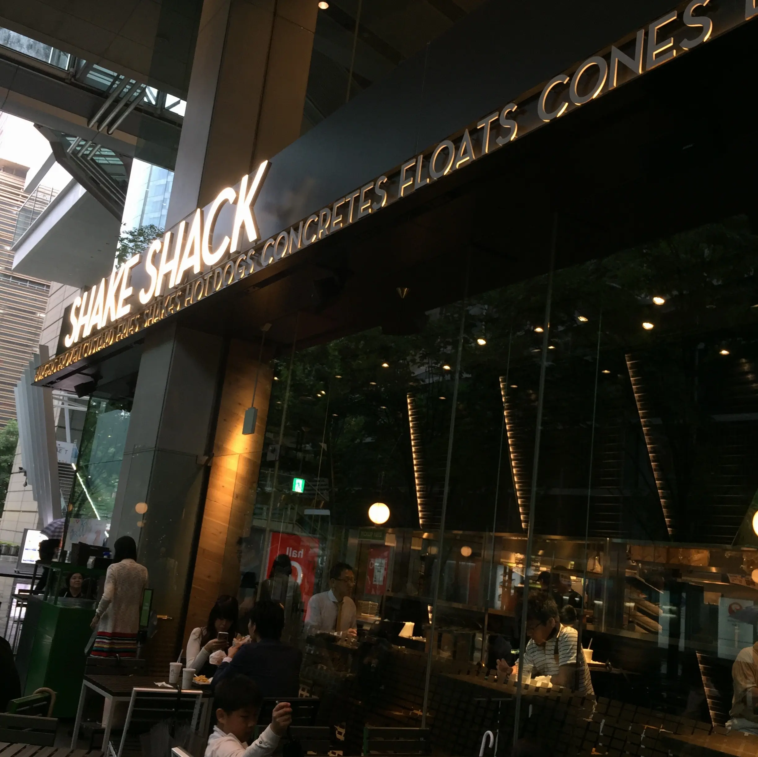 並ばずに食べるならこの店舗!?人気ハンバーガー店【SHAKE SHACK】でNY気分を満喫☆★_1