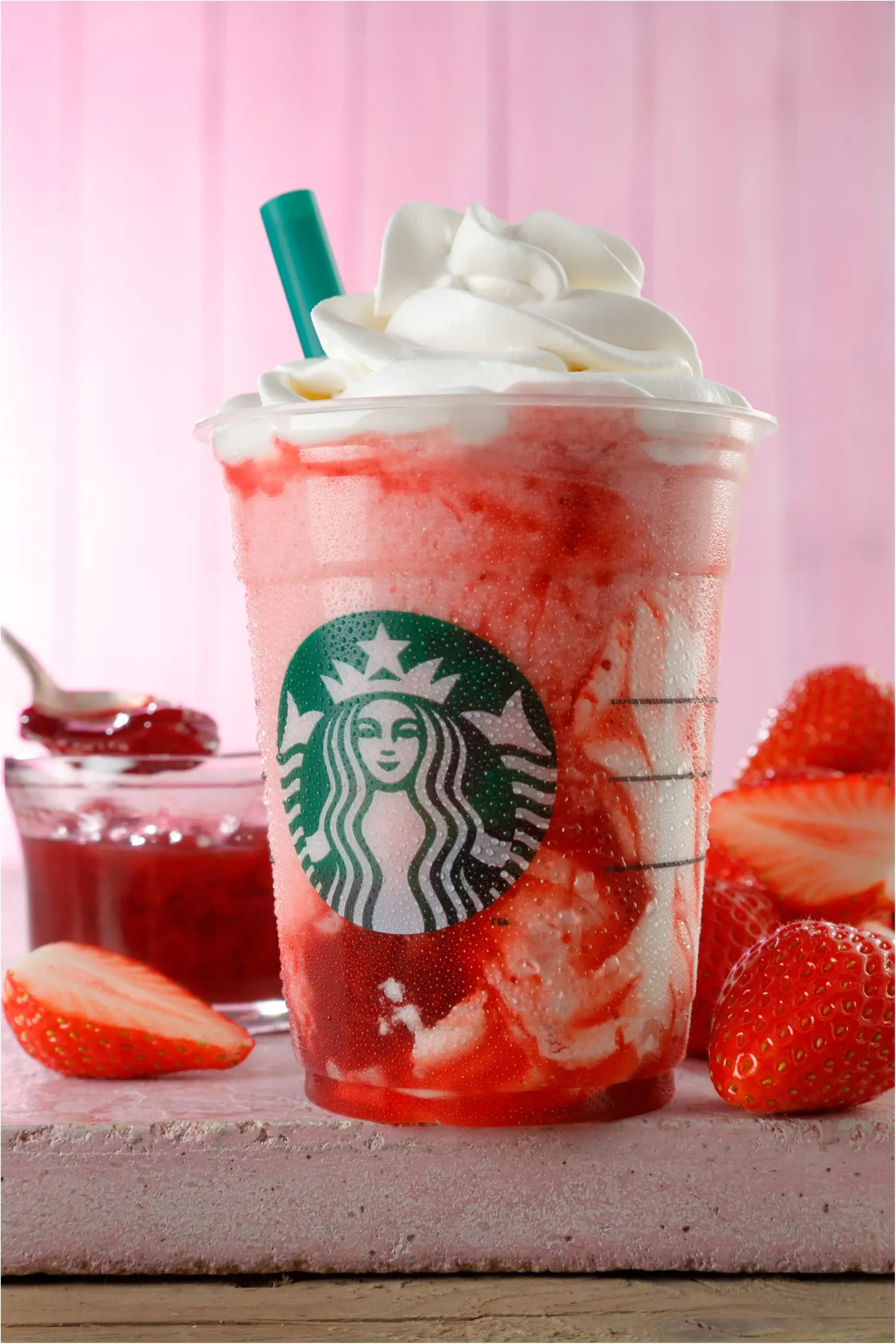 『スターバックス』の新作フラペチーノはストロベリーがた〜っぷり♡_1