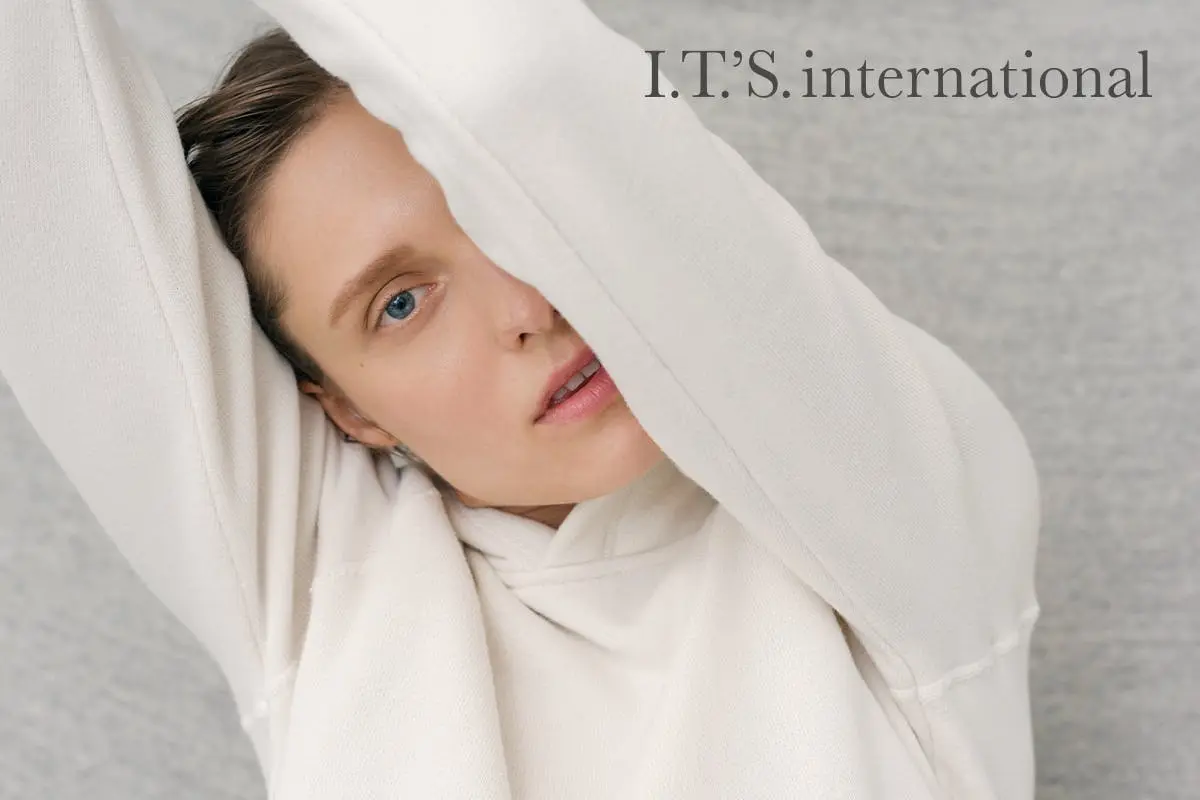 『I.T.‘S.international(イッツ インターナショナル)』のブランドヴィジュアル、白い服を着た女性