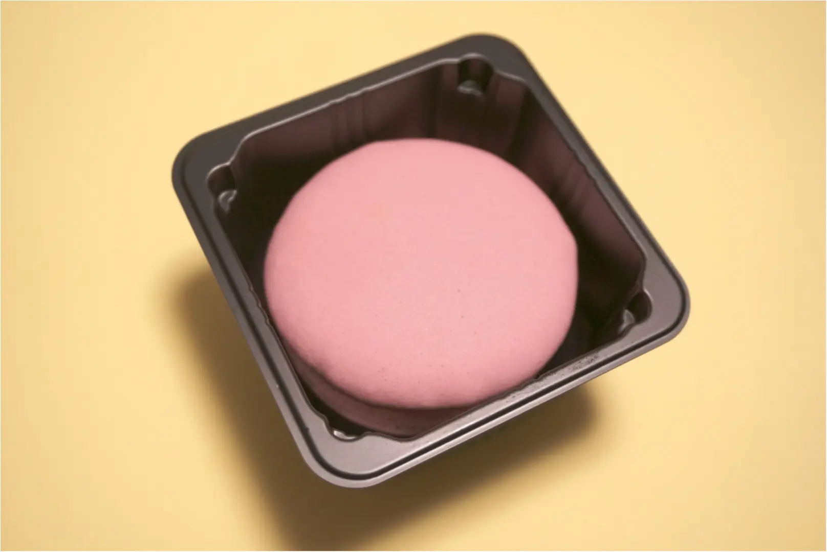 《冬の贅沢アイス❤︎》大注目のセブンイレブンの数量限定【フランボワーズ マカロンアイスクリーム】を食べてみた(*´꒳`*)_2
