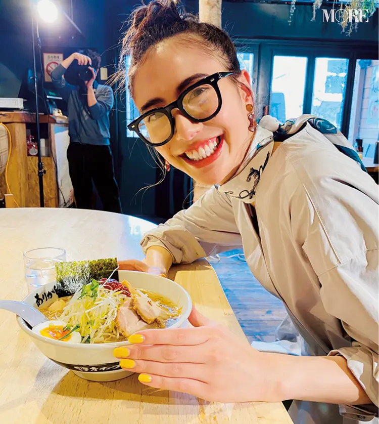 土屋巴瑞季が、東京の人気ラーメン店『ホープ軒』に☆【モデルのオフショット】_1