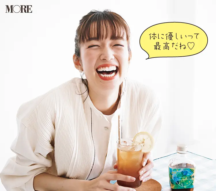 高知県のおすすめお取り寄せグルメ「sawachina」の高知クラフトコーラを佐藤栞里が飲んでいる様子