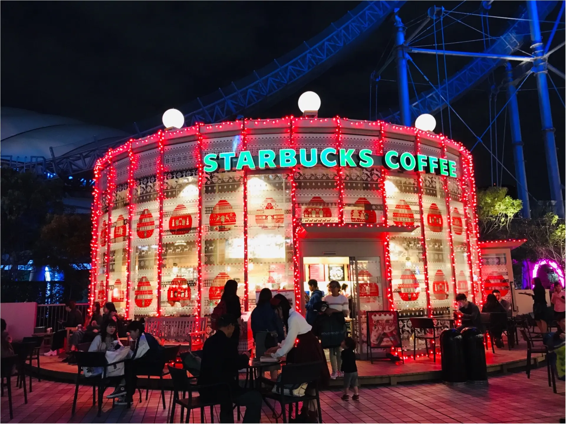 スタバ初!のイルミネーション★クリスマスケーキ風のライトアップが可愛すぎる♡_3