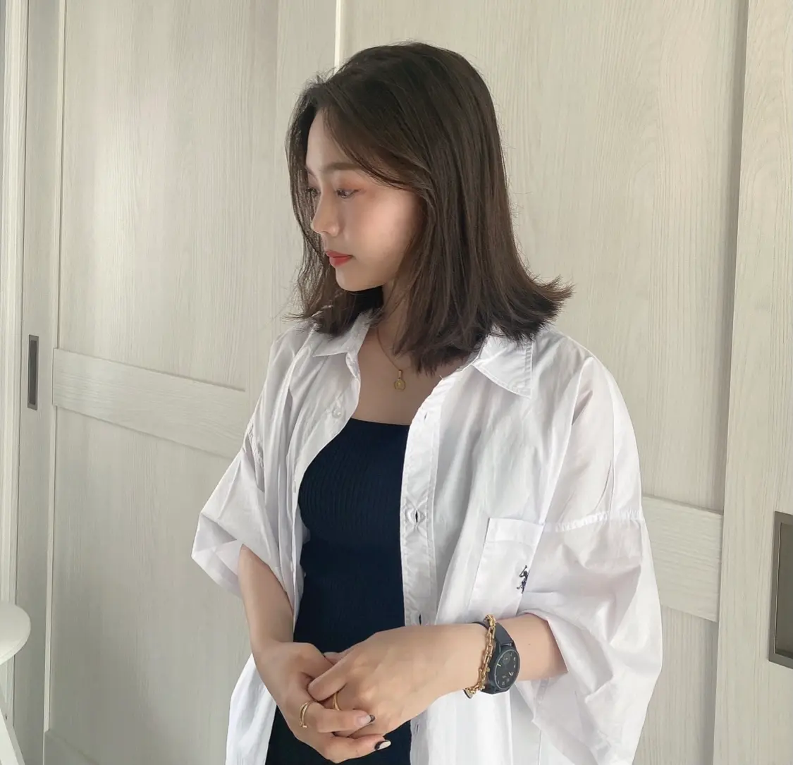 横をむく女性