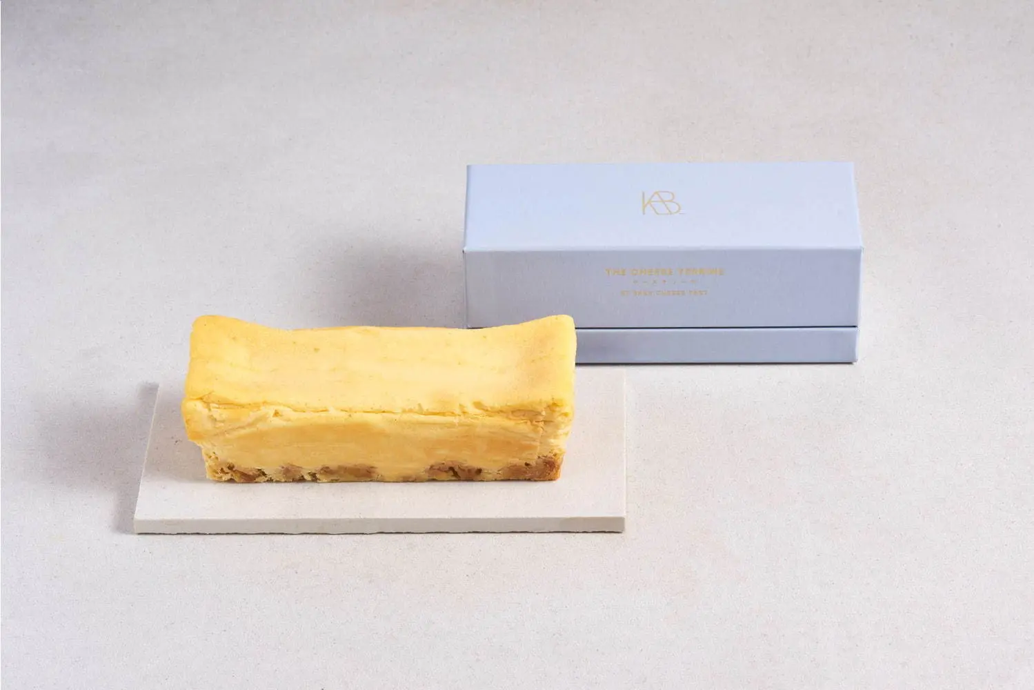 『THE CHEESE TERRINE by BAKE CHEESE TART』の「チーズテリーヌ」と包装。