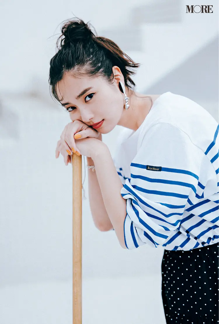 ボーダートップスを着ておだんごヘアの新川優愛