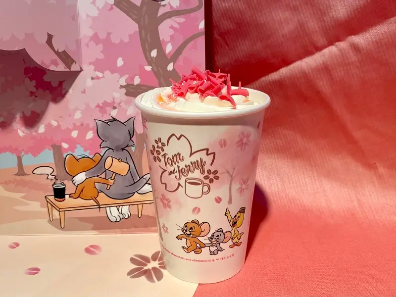 タリーズ新作、トムジェリコラボ「トムとジェリー 桜舞う苺カフェラテ」