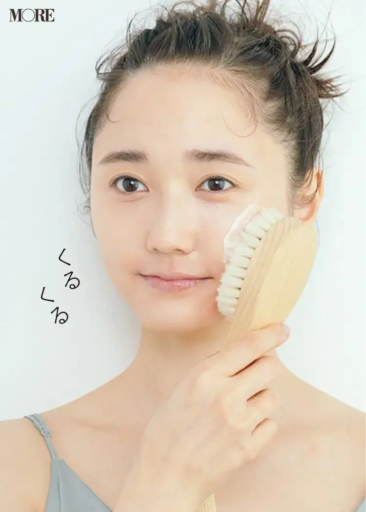 洗顔料を肌にのせたら、ぬらしたブラシで表面をくるくる動かす