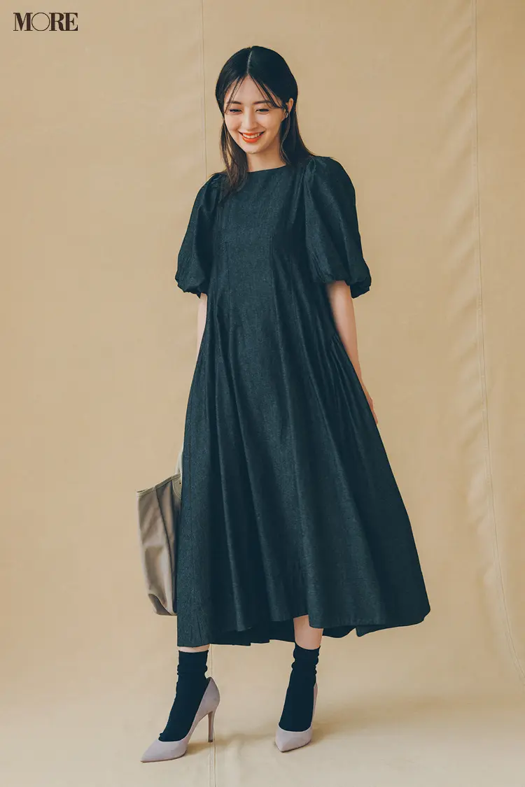 Xシルエットのワンピースを着た逢沢りな