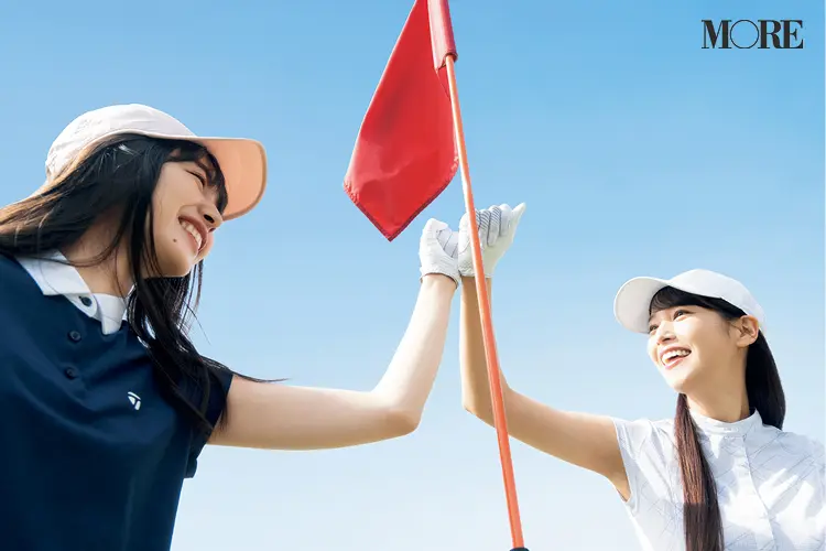ゴルフ場でハイタッチする鷲見玲奈と井桁弘恵