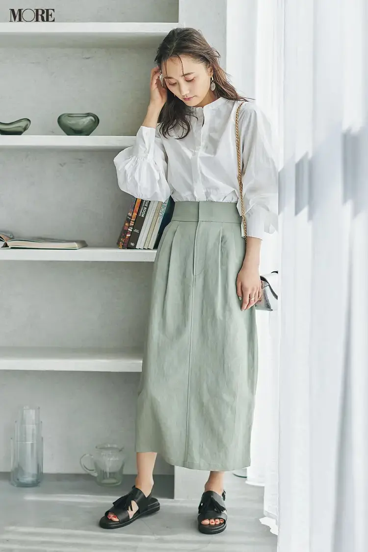 白シャツ×ミントグリーンのスカート×黒ボリュームサンダルコーデの鈴木友菜