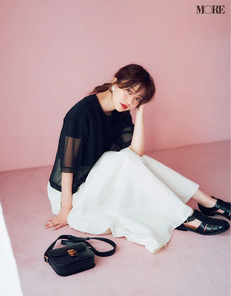 着回しやすい黒いTシャツの上に透ける黒いトップスを重ねる