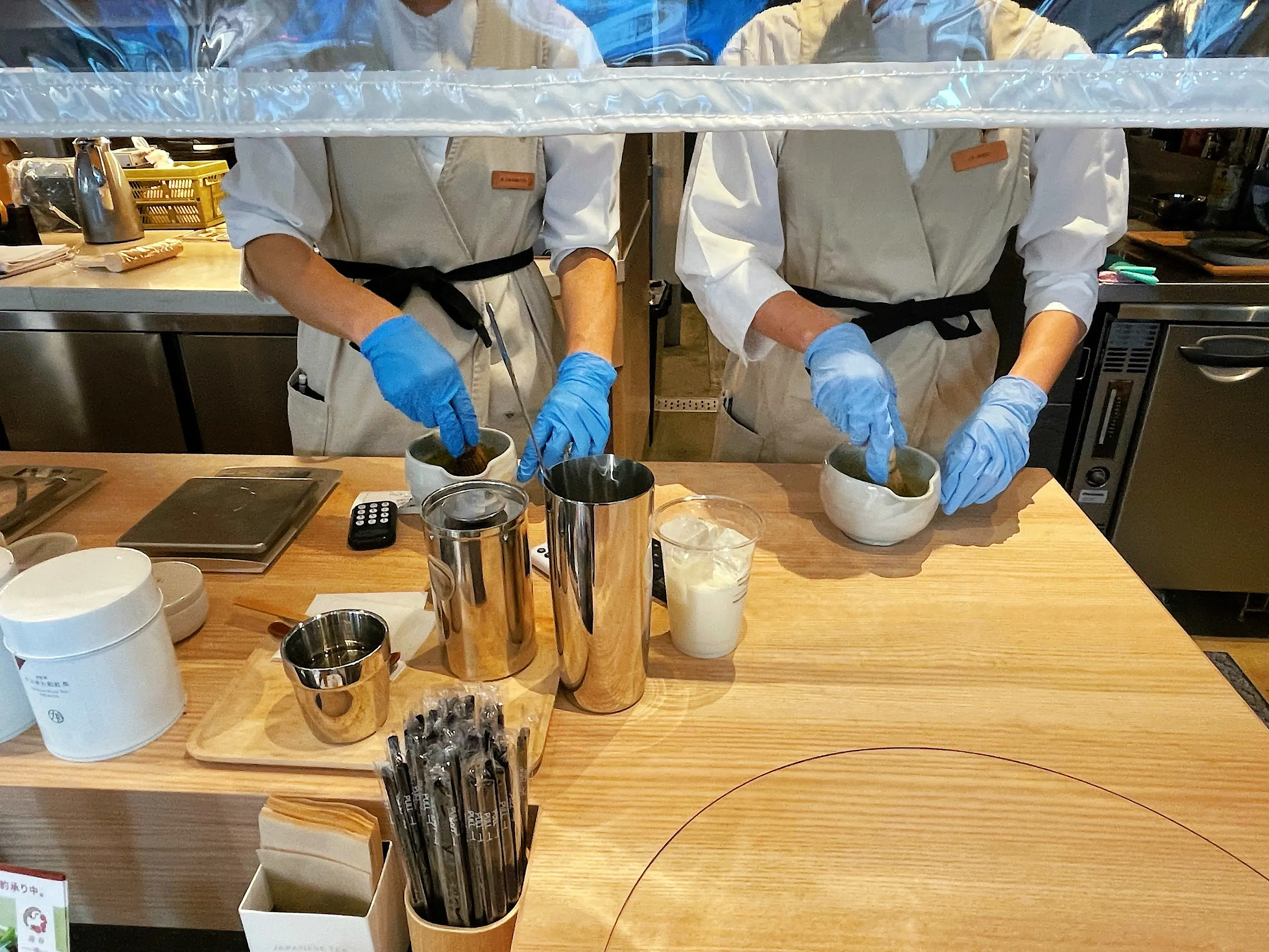日本茶カフェ「チャヤ1899東京」の目の前で点ててくれる「濃茶ラテ」