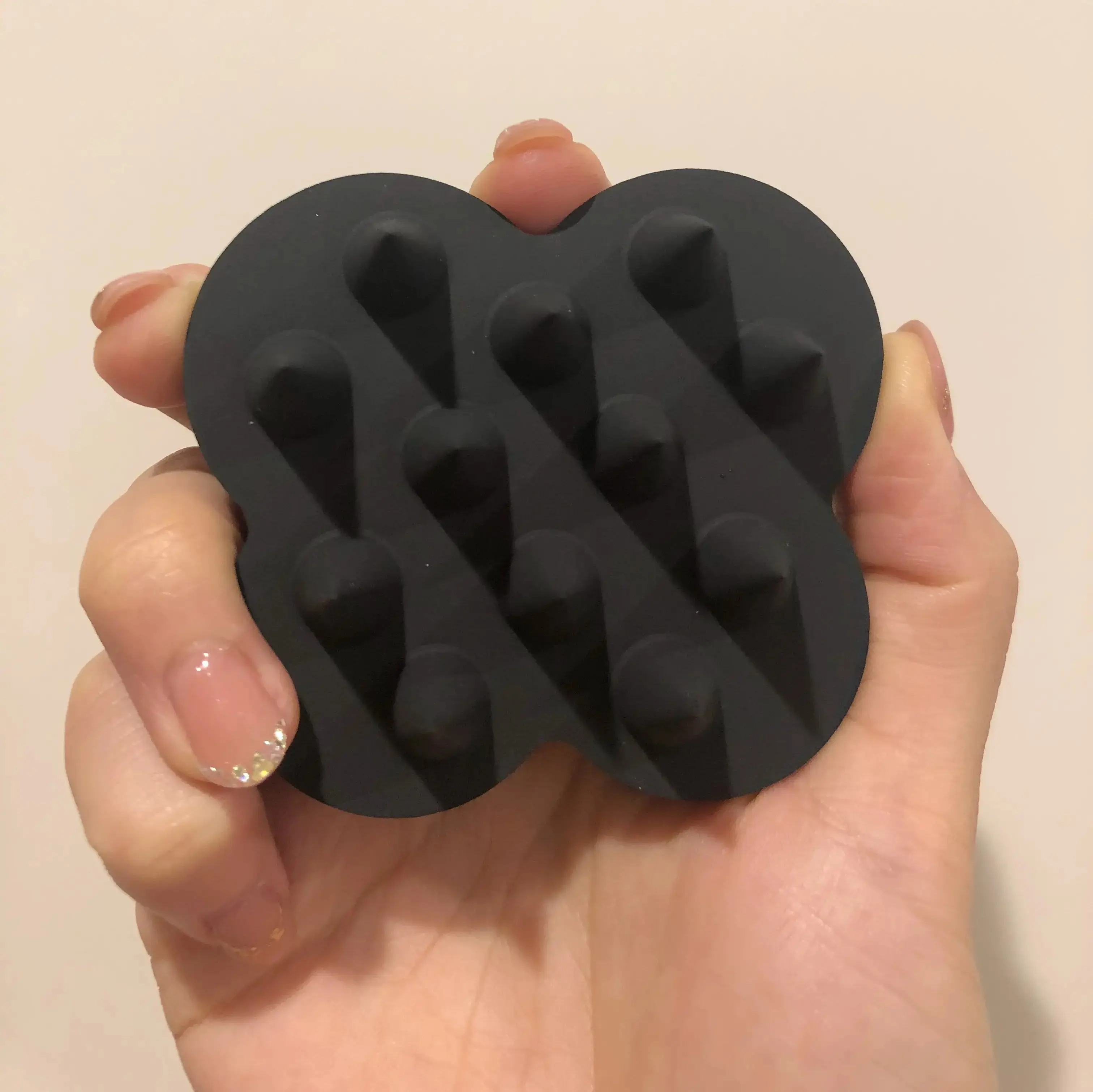 『uka』の「スカルプブラシ ケンザン」