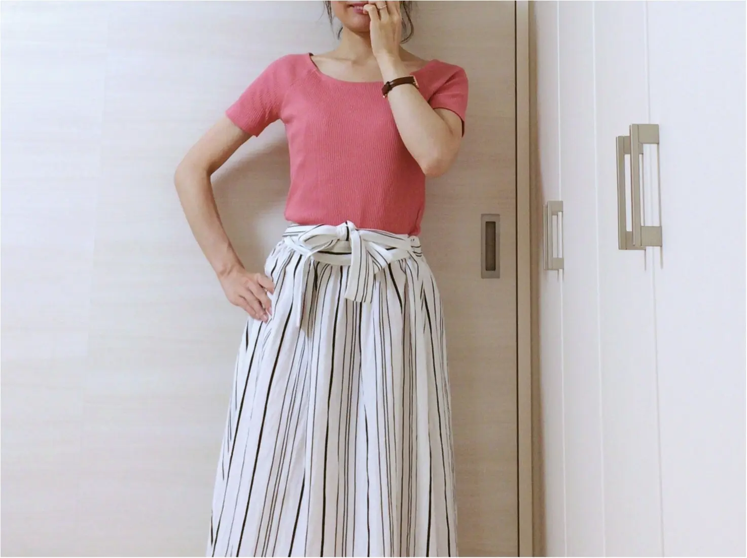 即使える【ユニクロ】ON・OFFコーデ!《フリル袖白ブラウス》と《リブバレエネックTピンク》で実践!_6