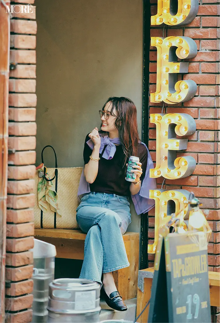 半袖ニットとデニムコーデでメガネをかけた鈴木友菜