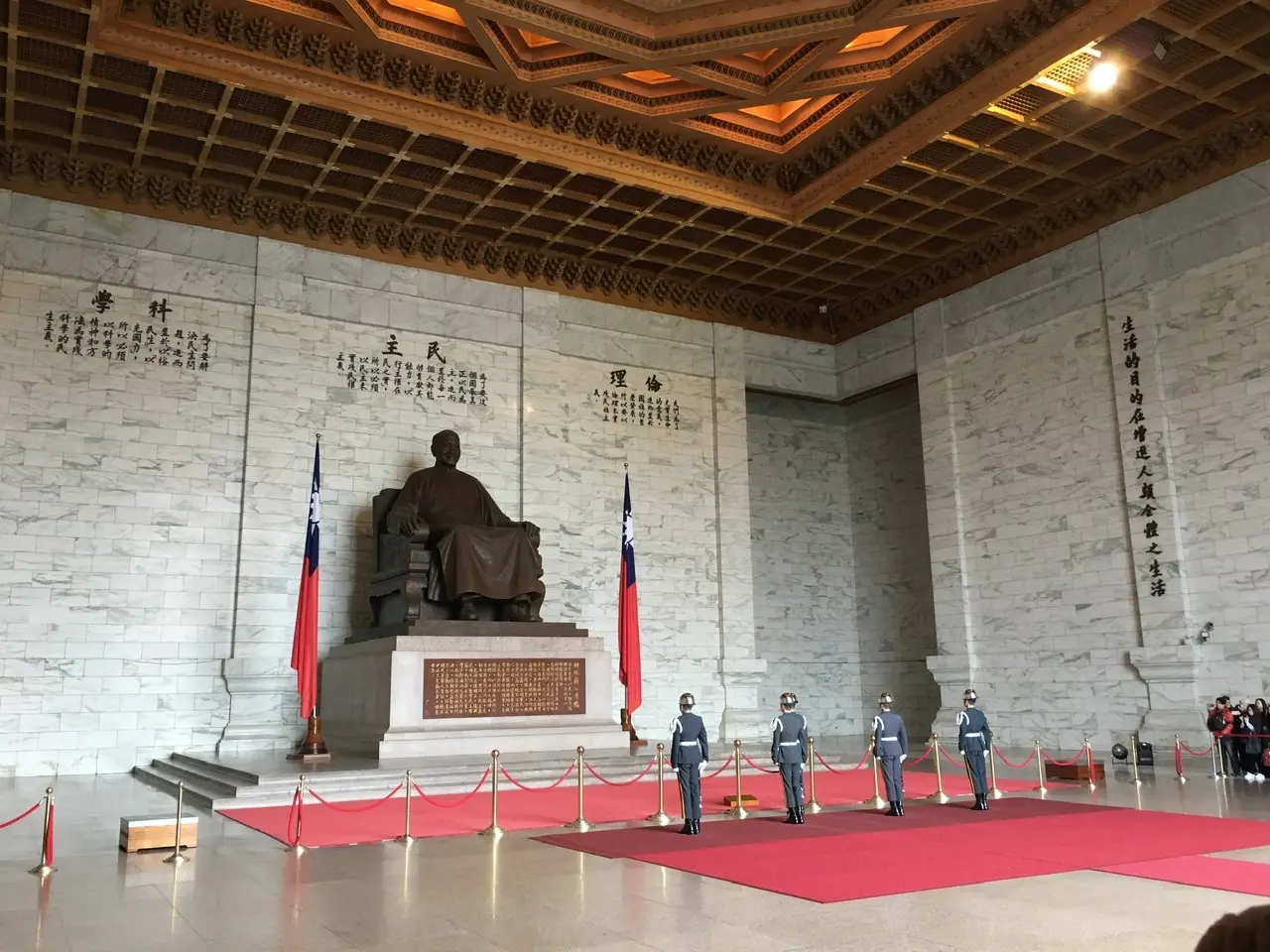 中正紀念堂にて衛兵交代式の写真