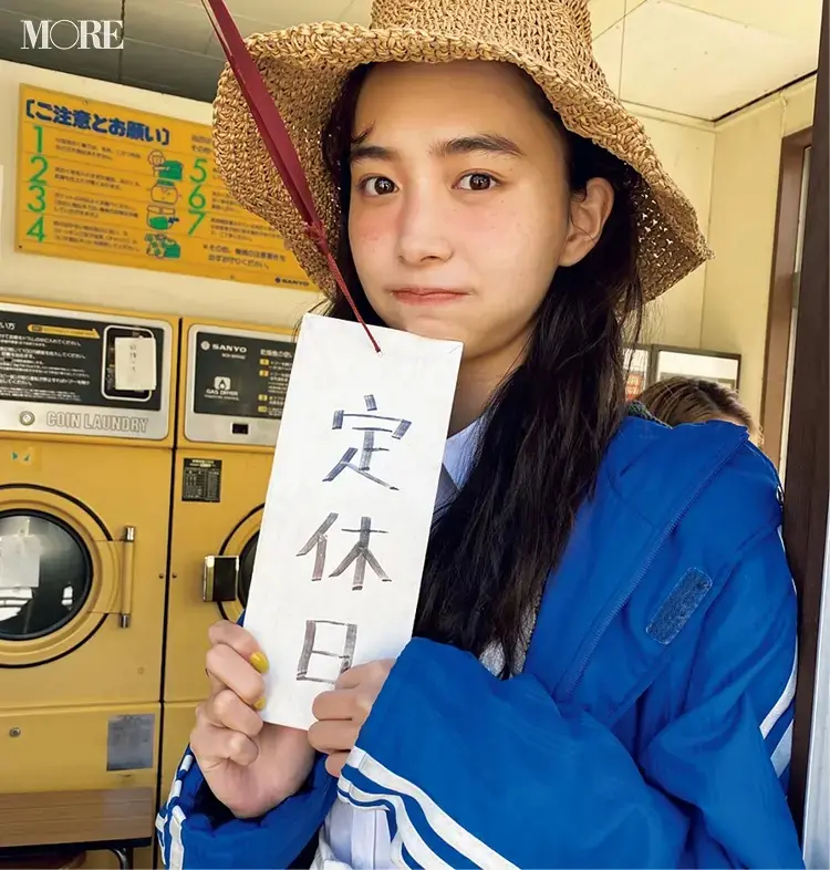 コインランドリーに佇む井桁弘恵