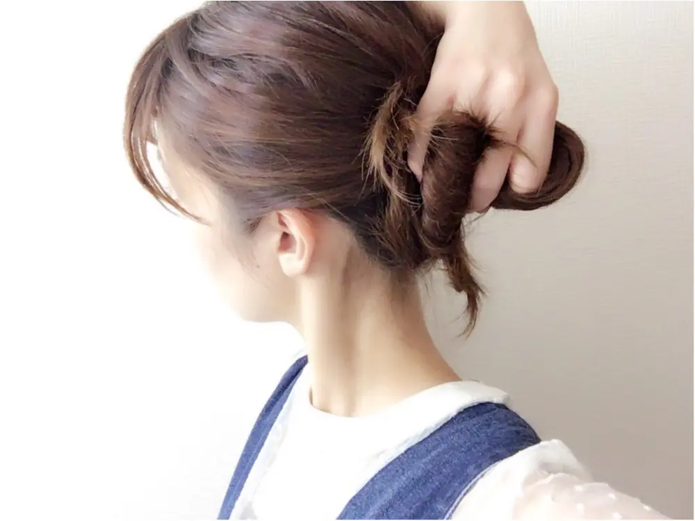 ぶきっちょさんでも大丈夫!コテを使わずヘアゴム1本で《ニュアンスヘア》を作る裏ワザ❤️_3