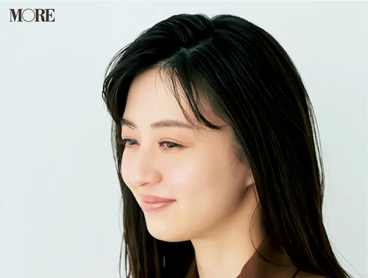 超簡単前髪ヘアアレンジ「サイド流しバング」の作り方! アイロンもブラシも使わずに寝ぐせをカバーできるから、忙しい朝にぴったり♪_6