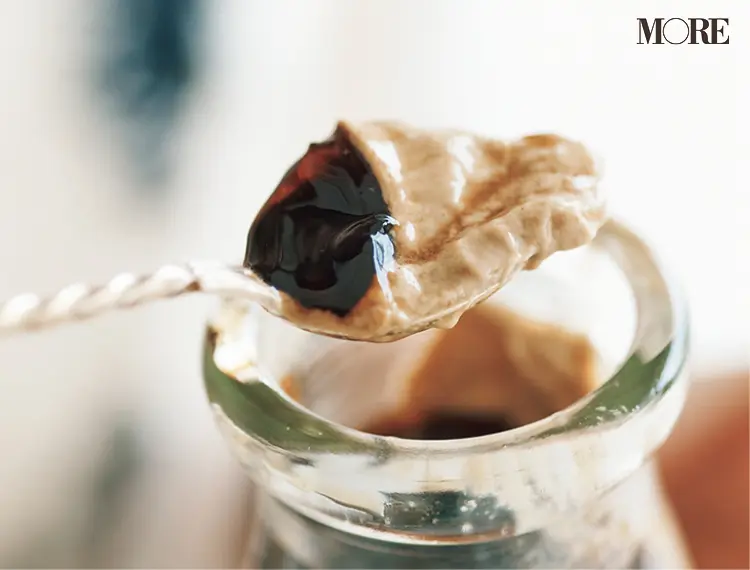 佐藤栞里が富山県のおすすめお取り寄せグルメ「アルパカコーヒー」のコーヒープリンを食べている様子