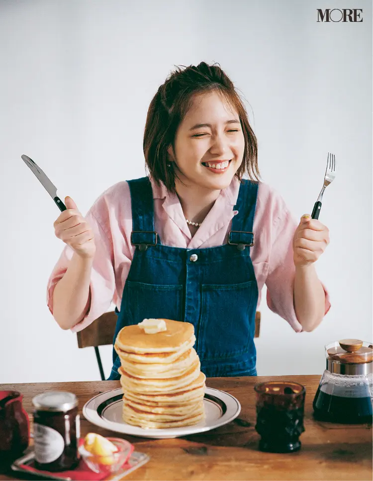 パンケーキを食べようとしている本田翼