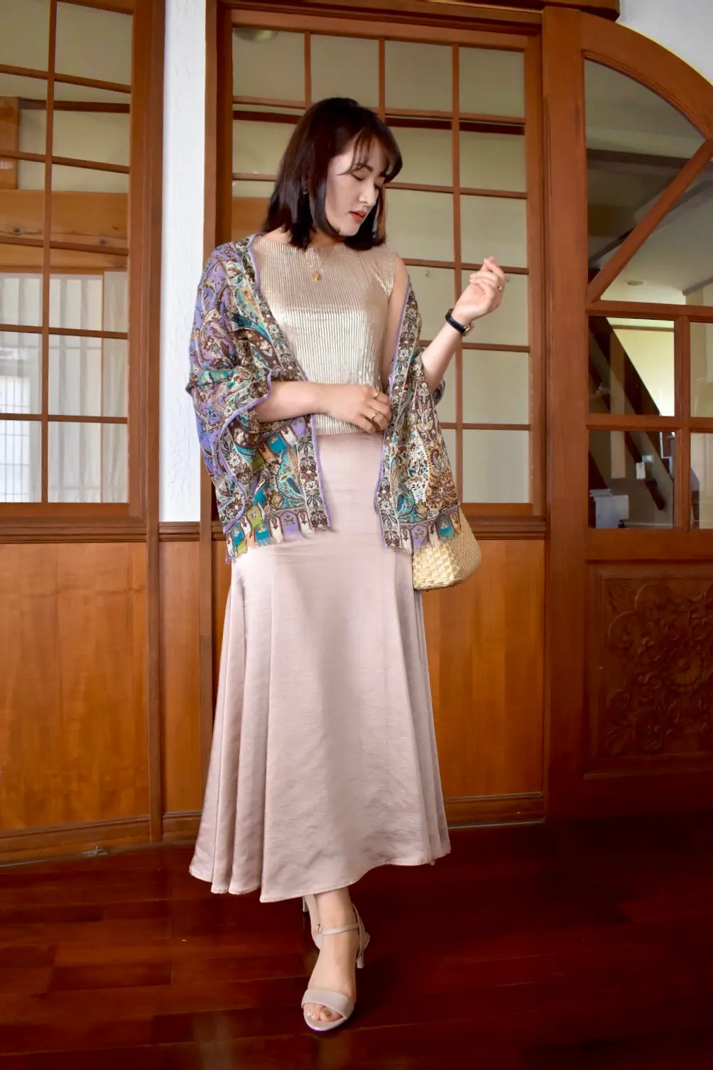 Tops: vintage (HAIGHT&ASUBURY) Shawl:ETRO Skirt:anuans Bag:vintage Sandal:FURLA 先ほどのトップスをレディーに着回し。主役はETROのエキゾチックな柄が美しいショール。コンサバなイメージの強いブランド、anuansのサテンマーメイドスカートを敢えて古着と合わせ、個性的に仕上げたところがポイント。