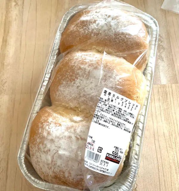最近入荷していたパン 先日まで販売していたコーンブレッドローフが とても美味しかったので形が似ているこちらの 国産ミルクブレッドも買ってみました♡ 袋を開けるととっても良い香り♩ 食べてみるとふわふわのもちもち食感! ハード系のパンが好みの私ですが 弾力があって美味しかったです! 人気のようで出会える日と出会えない日が... 食べきれない分は切り分けて冷凍◎
