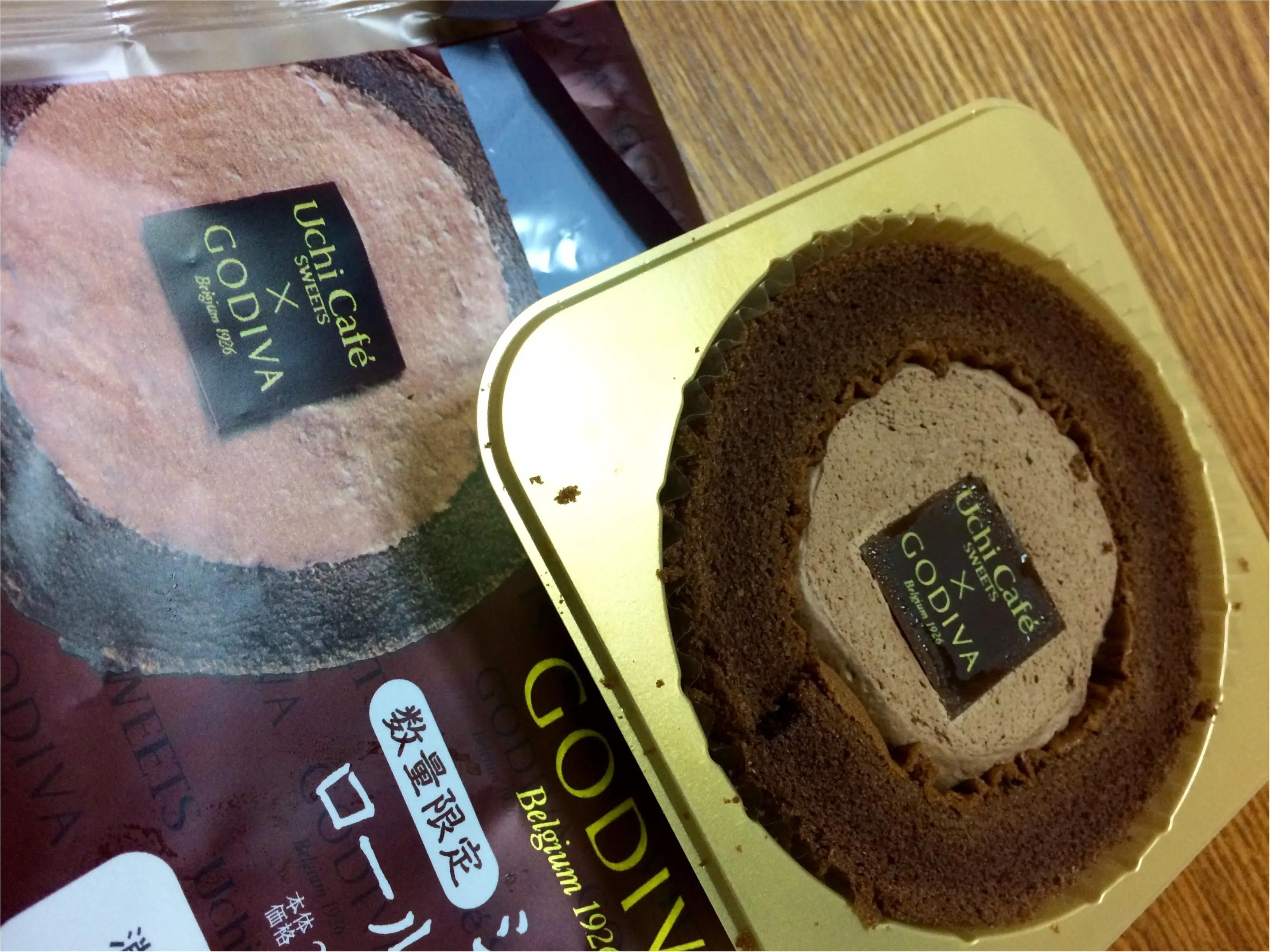 コンビニスイーツ*ゴディバ ショコラロールケーキ_2