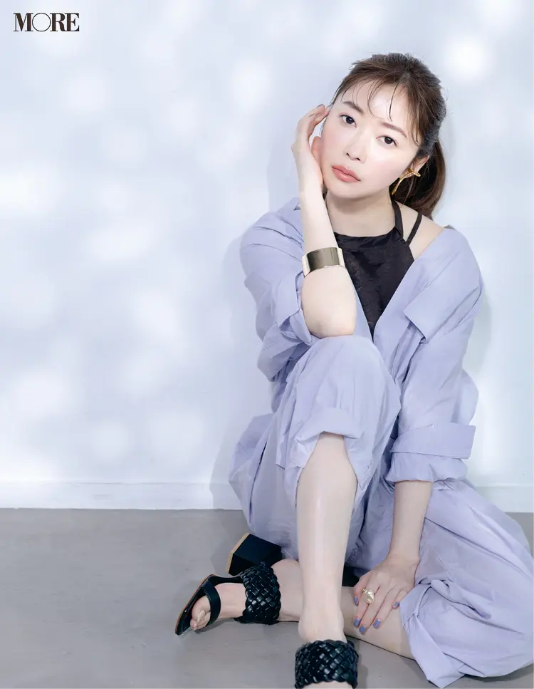 パステルカラーのオールインワンを着た指原莉乃