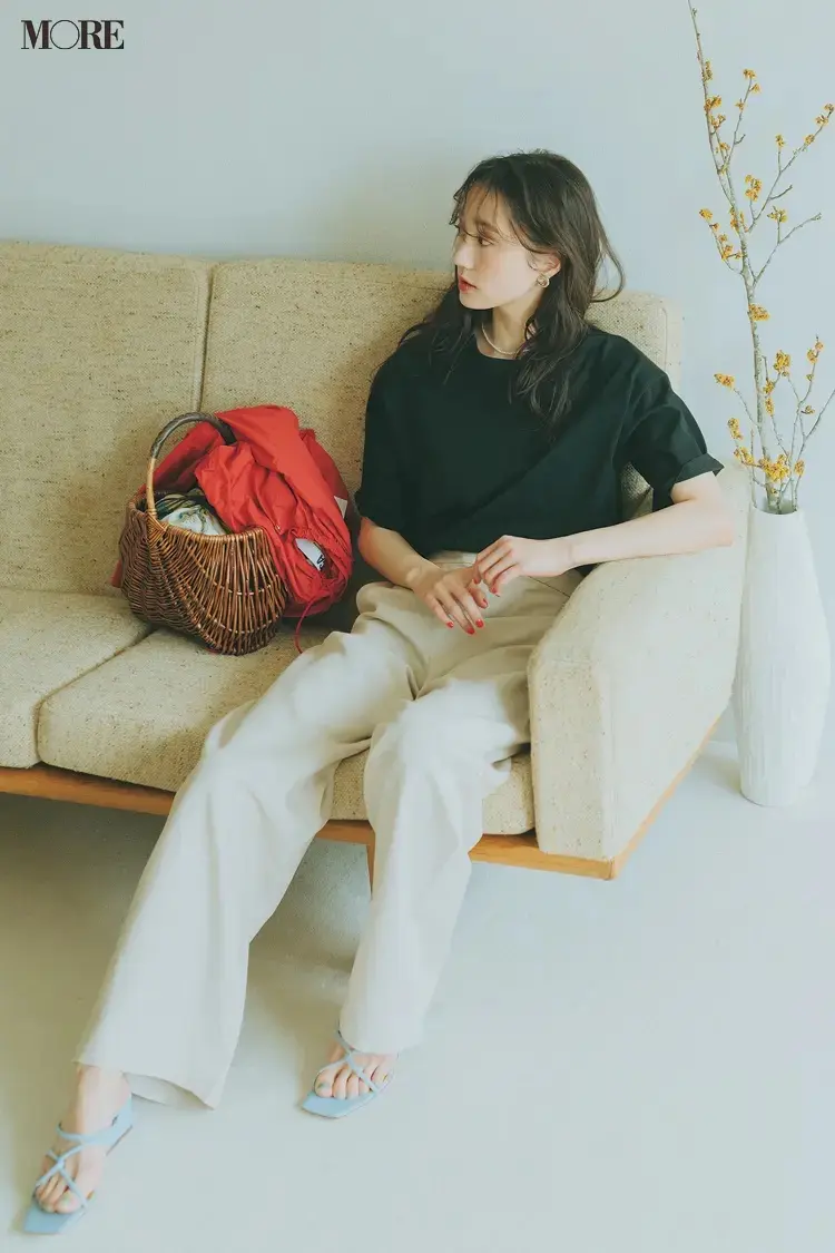 黒Tシャツ×白ワイドパンツコーデの鈴木友菜