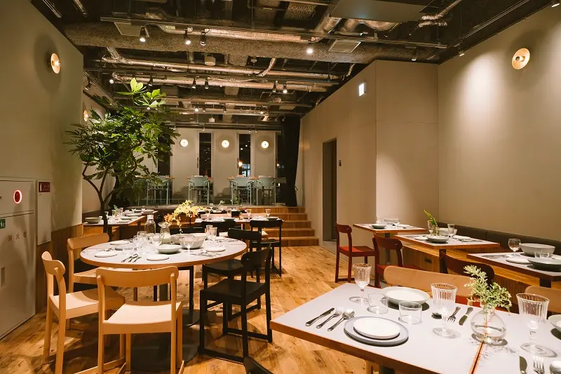 東京おしゃれホテルLANDABOUT TOKYOのカフェランダバウトテーブルの店内