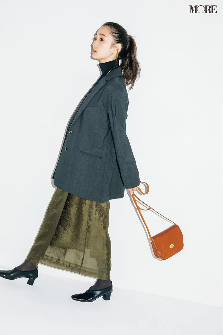 ジャケットをはおった鈴木友菜