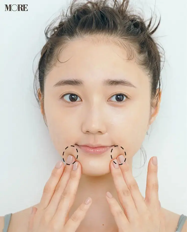 口角の下をもむ