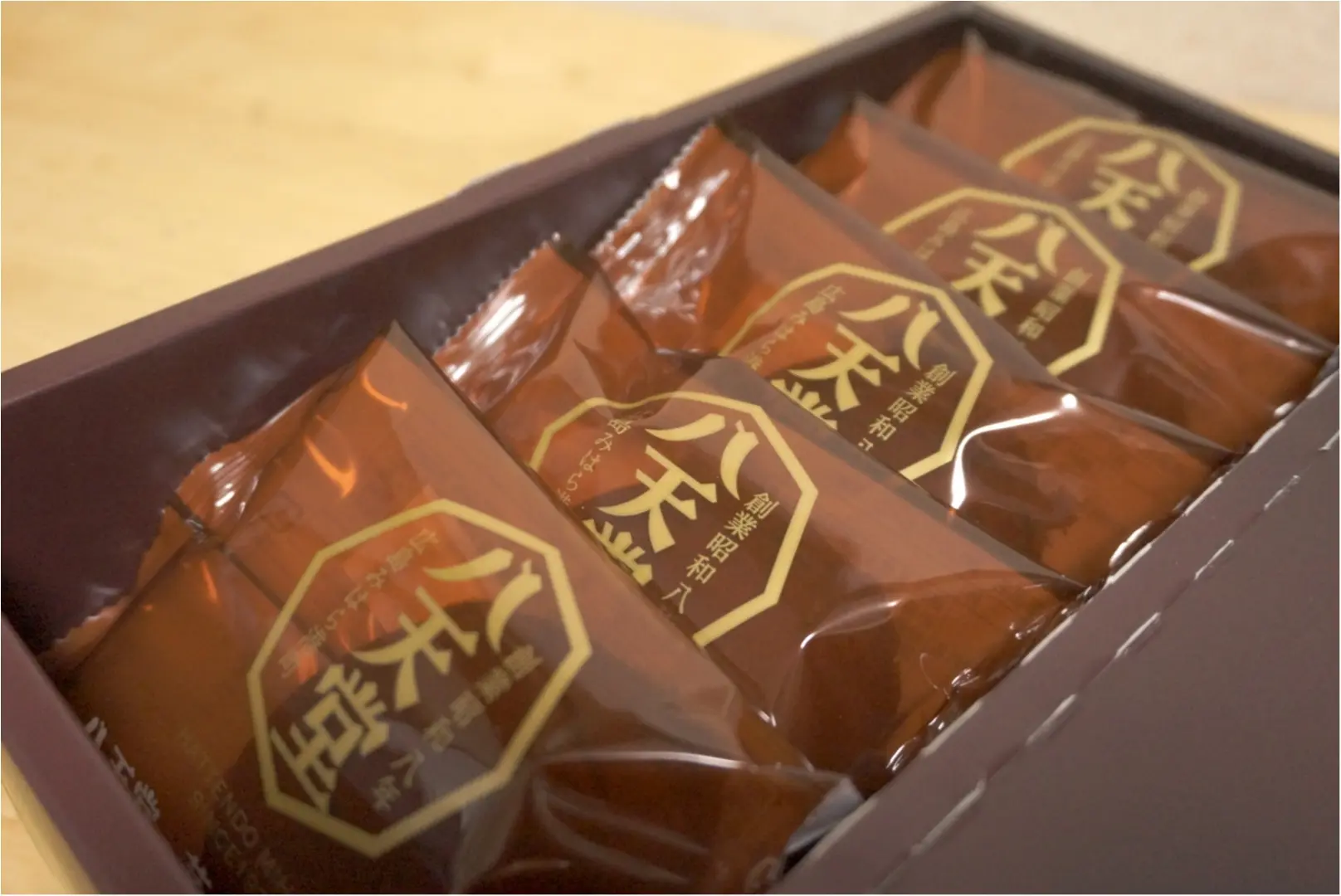 あの八天堂から新発売‼️黒糖を使用した【蒸しくりーむパン】がふわふわで美味い( ´艸`)♡_2