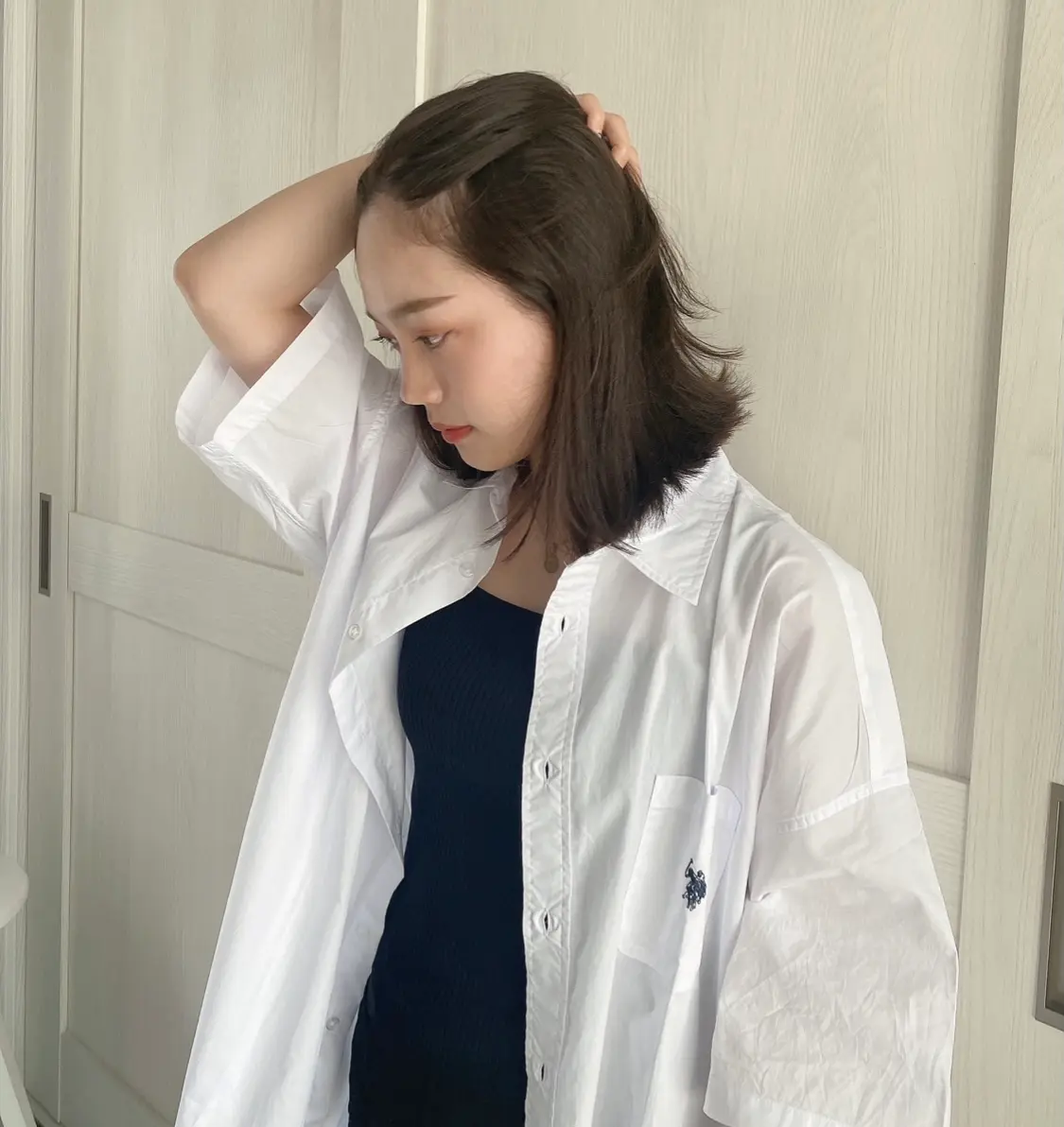 髪の毛をかきあげる女性