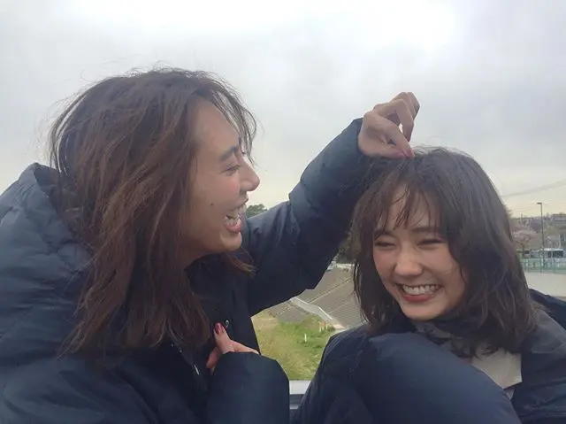 【土屋巴瑞季と鈴木友菜の撮影オフショット】友菜ちゃんの柔らかい前髪が直しては風に流されていた時、整えてくれたのはこのモアモデルでした♡_1