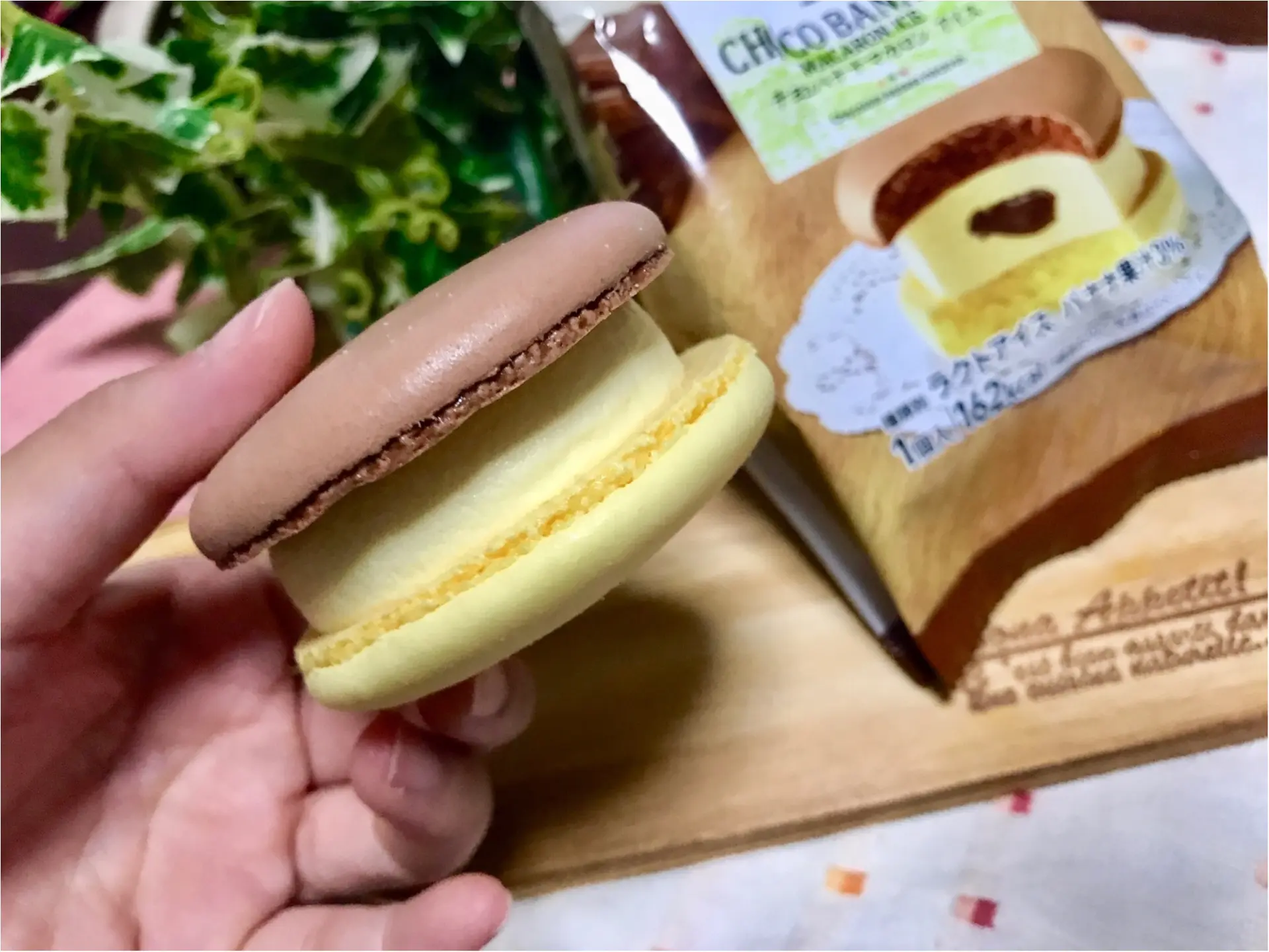【セブンスイーツ】可愛すぎると話題!《マカロンアイス》にチョコバナナ味登場♡_2