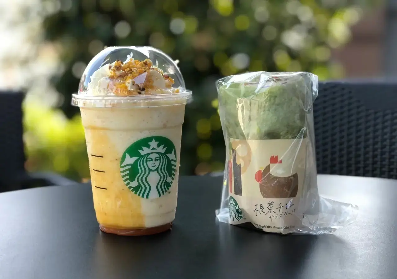 スタバの「焼き芋 フラペチーノ」と「根菜チキン サラダラップ」