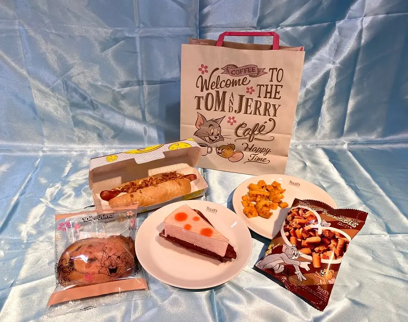 タリーズ新作トムジェリコラボ、フードメニュー第一弾全種類が並んでいる様子