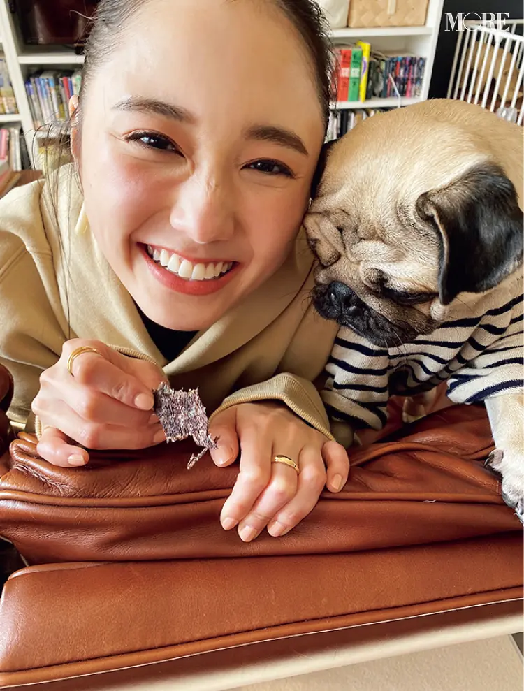鈴木友菜の可愛さに、わんこもノックアウト!?【モデルのオフショット】_1