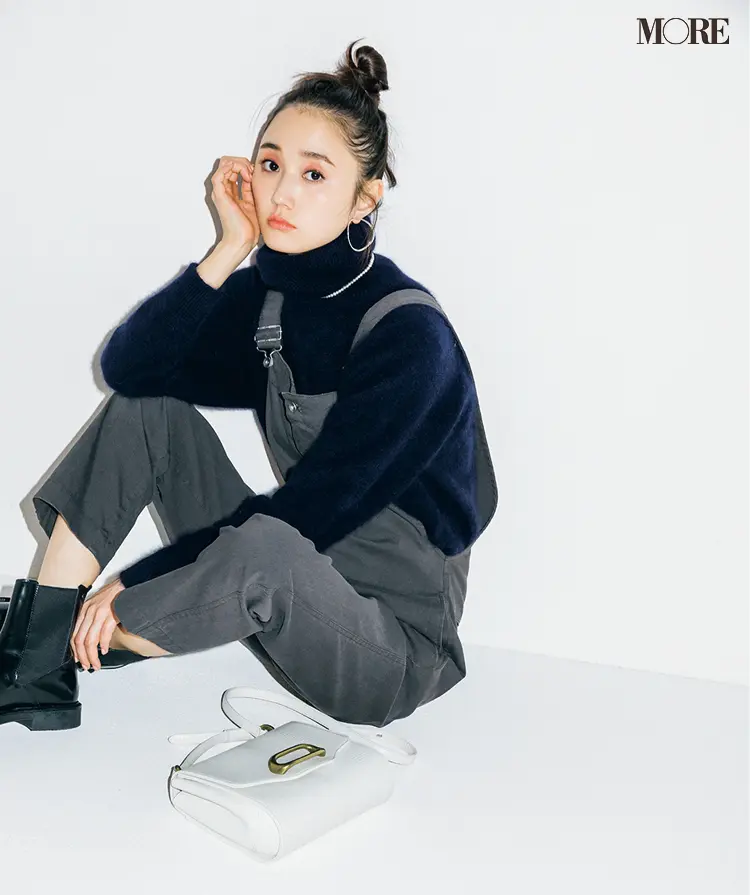 サロペットをシャギーニットに合わせた鈴木友菜